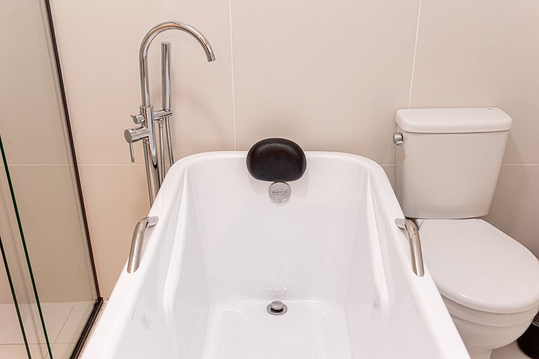 BA81 Refúgio na Vila Mariana Com Banheira | Ibira